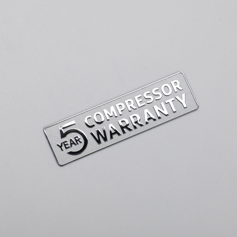 Nhãn mạ điện kim loại logo chrome với nền kết cấu